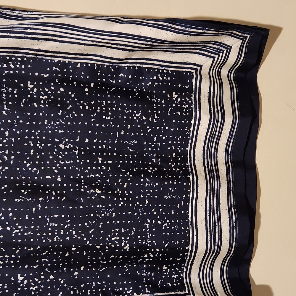 ❤️ NWOT! VINCE SILK TOP - SCARF PRINT, SMALL - Picture 4 of 9
